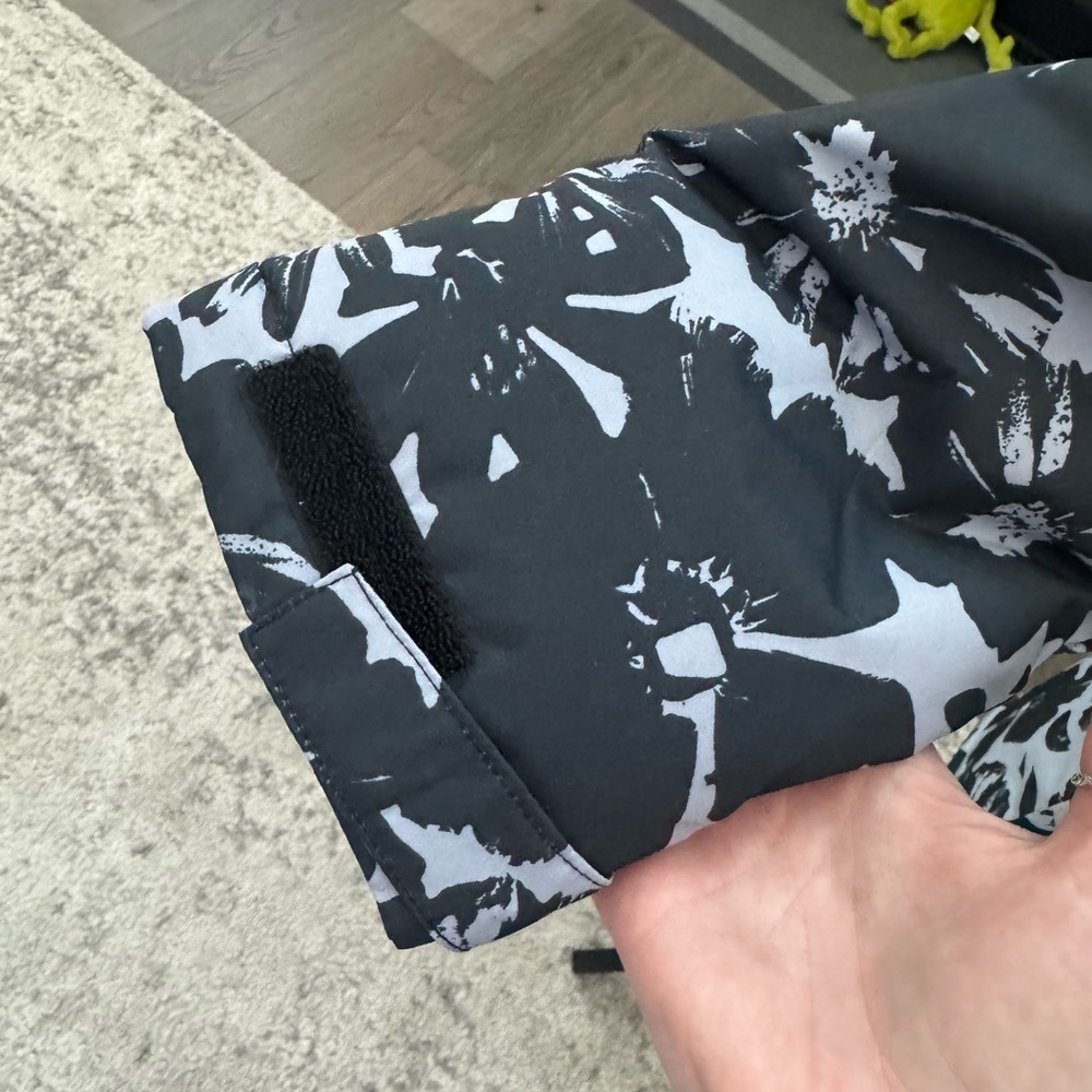 Roxy Girls Hooded Winter Jacket Black Floral Pink Lined Size 7/8 - Picture 4 of 8